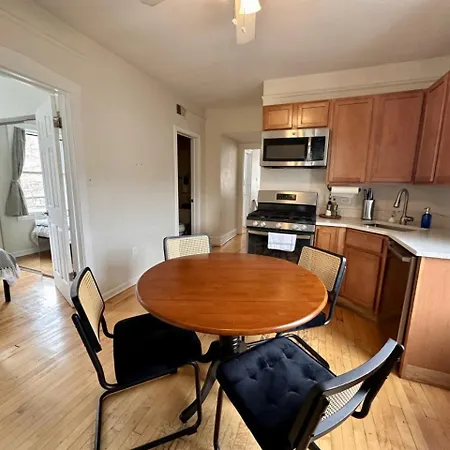 Sunlit In Lively Wicker-bucktown Apartment Chicago