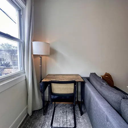Sunlit In Lively Wicker-bucktown Apartment