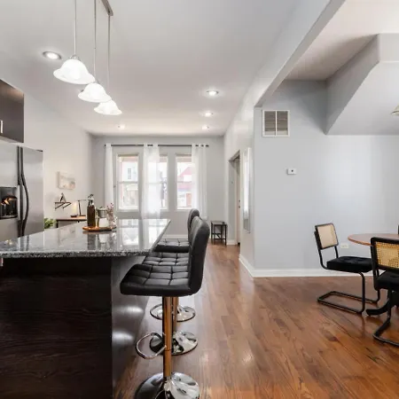 Apartment Spacious Three Bedroom With Parking And Patio Chicago
