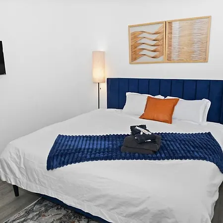Spacious 6br Good For Groups And Sleeps 12 Near Chinatown, Mccormick & Lakefront Chicago