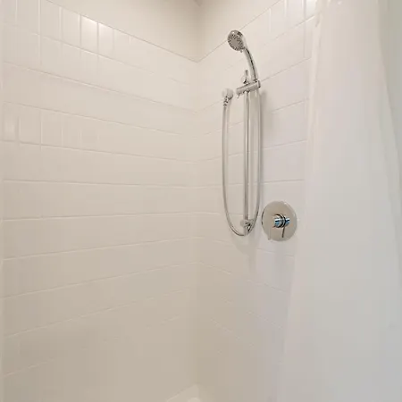 Luxury 3 Bed 3 Bath High Rise With Gym & Amenities Apartment