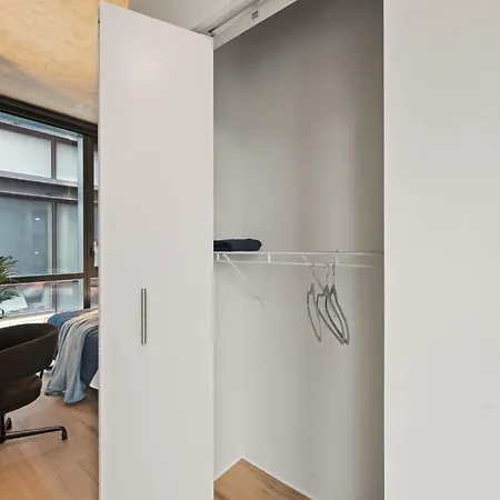 Luxury 3 Bed 3 Bath High Rise With Gym & Amenities *