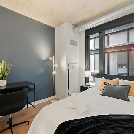 Apartment Luxury 3 Bed 3 Bath High Rise With Gym & Amenities *