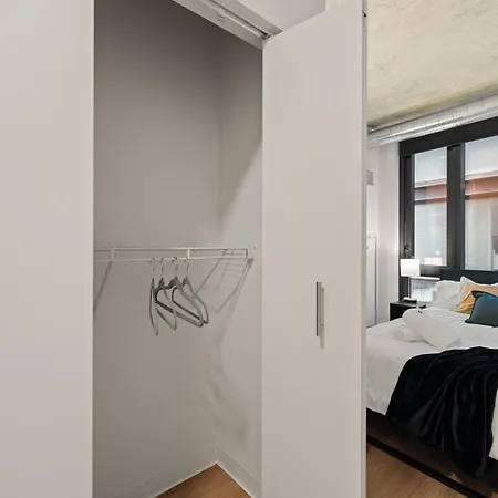 Luxury 3 Bed 3 Bath High Rise With Gym & Amenities *