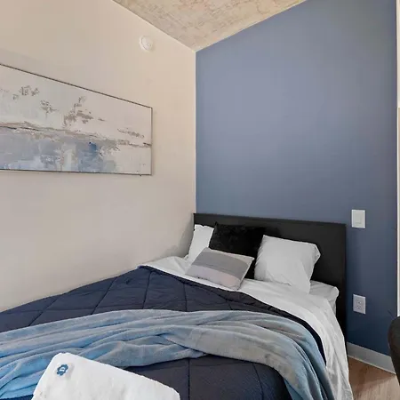 Apartment Luxury 3 Bed 3 Bath High Rise With Gym & Amenities *