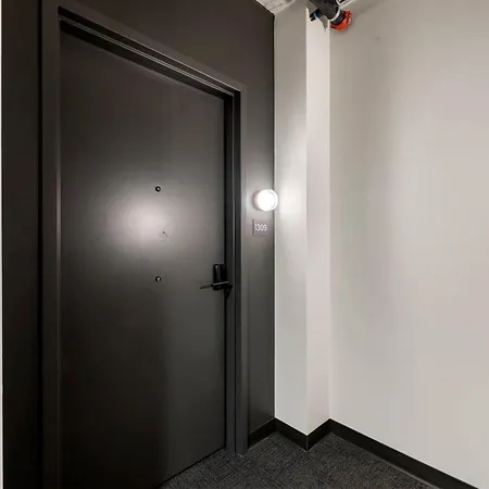 Luxury 3 Bed 3 Bath High Rise With Gym & Amenities Apartment *