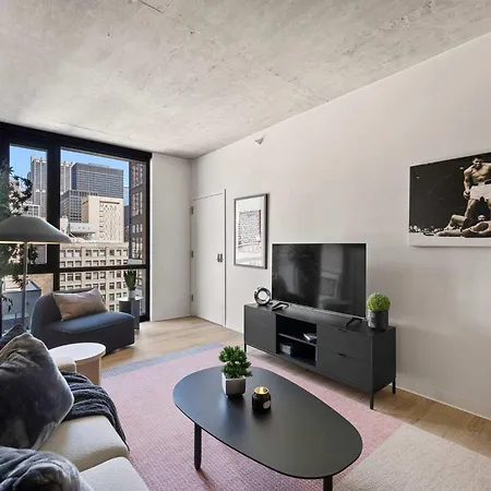 Luxury 3 Bed 3 Bath High Rise With Gym & Amenities *