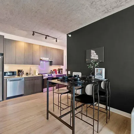 Luxury 3 Bed 3 Bath High Rise With Gym & Amenities Apartment