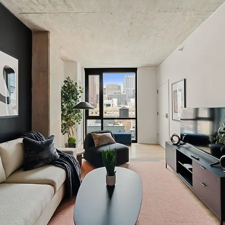 Luxury 3 Bed 3 Bath High Rise With Gym & Amenities *