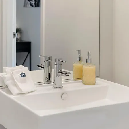 Lux 3 Bed 3 Bath High Rise With Gym & Amenities *