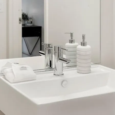 Apartment 3 Bed 3 Bath High Rise With Gym & Amenities *