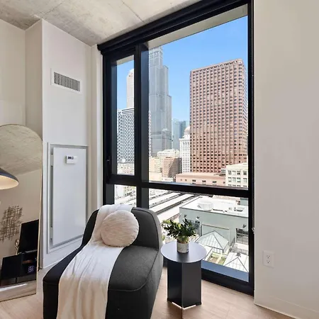 3 Bed 3 Bath High Rise With Gym & Amenities Chicago