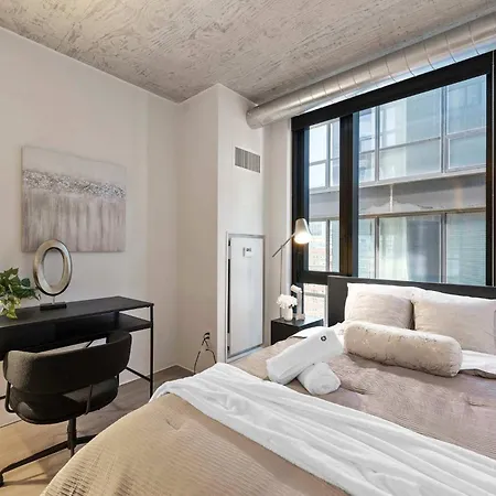 3 Bed 3 Bath High Rise With Gym & Amenities Apartment