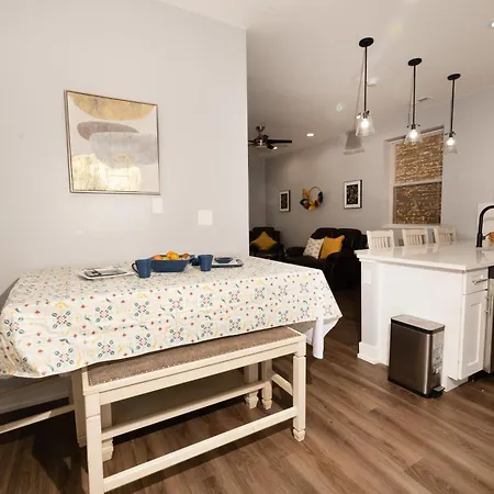 Pristine 3bdr 2ba Uchicago Apartment
