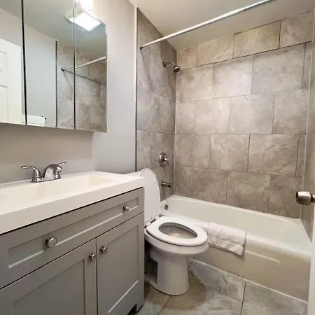 Modern 1br Free Parking Spot Apartment *