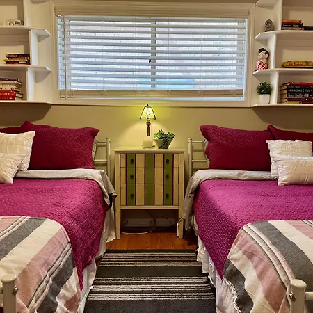 4 Bedroom In Location Parking Fireplace Back Yard Pets Welcome Holiday home