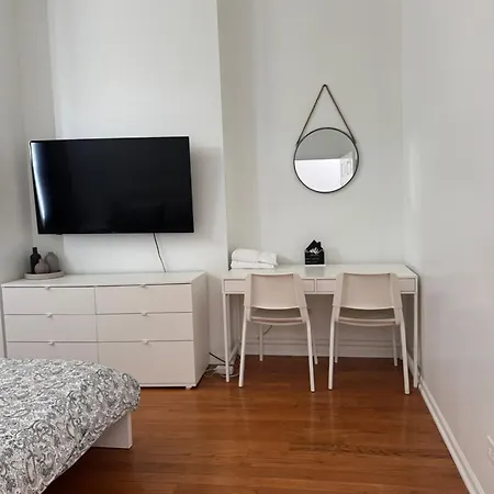 Adorable 2 Bedroom With Free Street Parking * Chicago