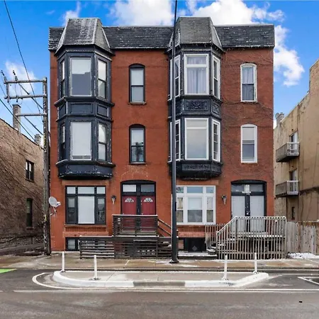 Cozy 2 Bed By West Loop With Parking & Laundry