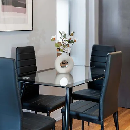Cozy 2 Bed By West Loop With Parking & Laundry Apartment