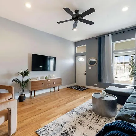 Cozy 2 Bed By West Loop With Parking & Laundry Apartment Chicago