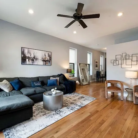 Cozy 2 Bed By West Loop With Parking & Laundry Apartment