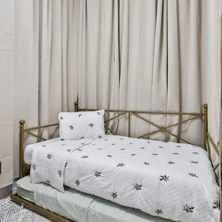 Prime Location Retreat 4 Bedrooms W Parking