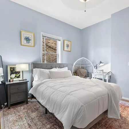 Prime Location Retreat 4 Bedrooms W Parking Apartment *