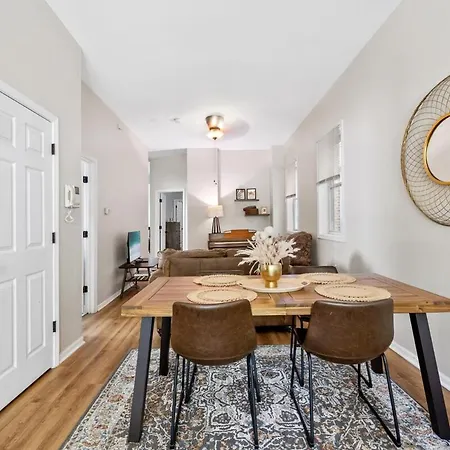 Prime Location Retreat 4 Bedrooms W Parking * Chicago