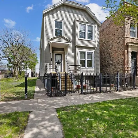 Prime Location Retreat 4 Bedrooms W Parking Apartment *