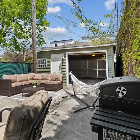Prime Location Retreat 4 Bedrooms W Parking *