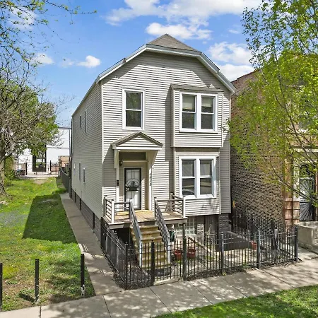 Prime Location Retreat 4 Bedrooms W Parking Apartment Chicago
