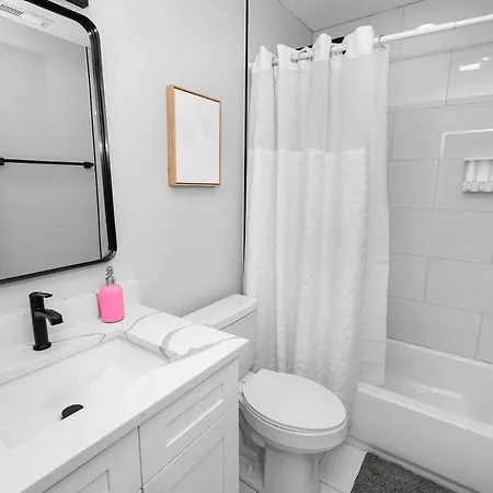 Spacious 3br Family Oasis Sleeps 8 With Free Parking Near Medical District, Douglas Park And Of Illinois Apartment