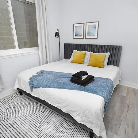 Apartment Spacious 3br Family Oasis Sleeps 8 With Free Parking Near Medical District, Douglas Park And Of Illinois *