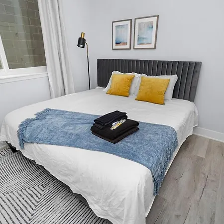 Spacious 3br Family Oasis Sleeps 8 With Free Parking Near Medical District, Douglas Park And Of Illinois
