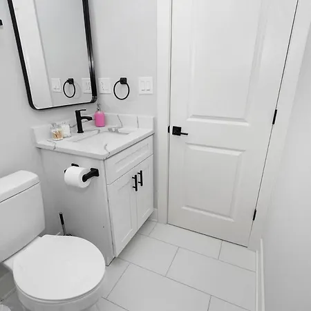 Spacious 3br Family Oasis Sleeps 8 With Free Parking Near Medical District, Douglas Park And Of Illinois *