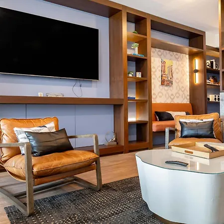 1br Loft With Modern Glass Views *