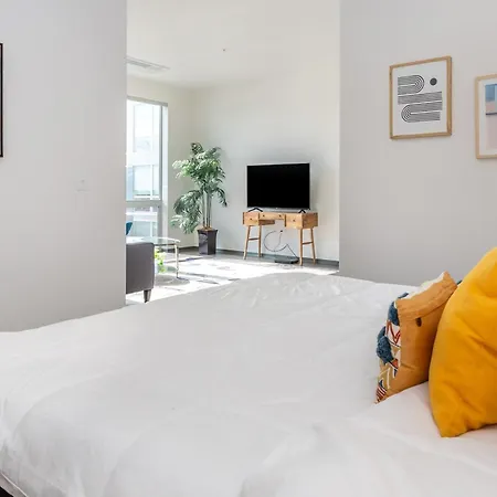 Apartment 1br Loft With Modern Glass Views *