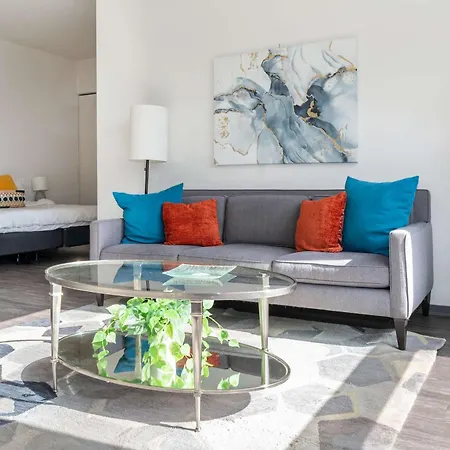 1br Loft With Modern Glass Views Apartment