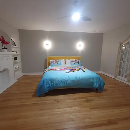Beautiful 4 Bedroom 2 Bathroom Near Everything *