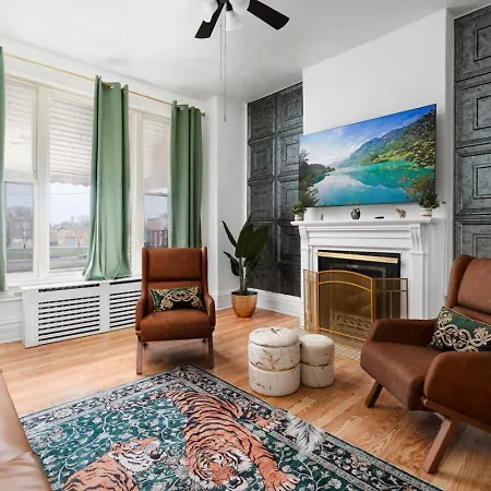 Apartment Dwntn 10mins And Sleeps 10 In Vintage And Free Parking Chicago