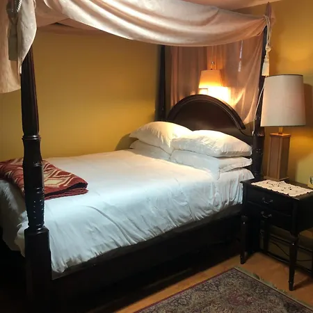 A Secluded Bedroom With A Private Full Bathroom Homestay Chicago