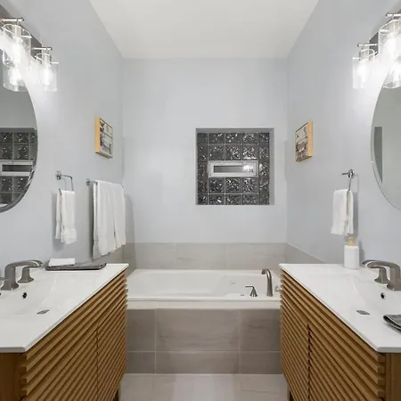 Medical District 2br With Jacuzzi & Parking Apartment Chicago