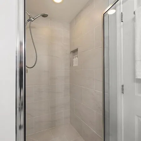 Medical District 2br With Jacuzzi & Parking