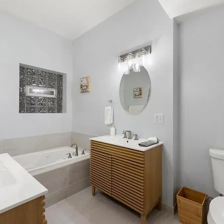 Medical District 2br With Jacuzzi & Parking Chicago