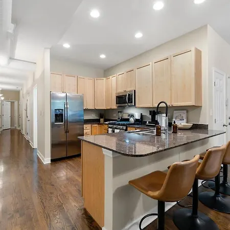 Medical District 2br With Jacuzzi & Parking Apartment