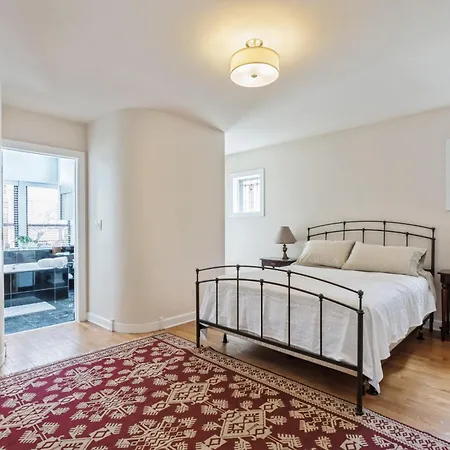 Apartment Wrigleyville Away From Home! 5 Mins From Downtown! Steps From Lake!! Cozy! *