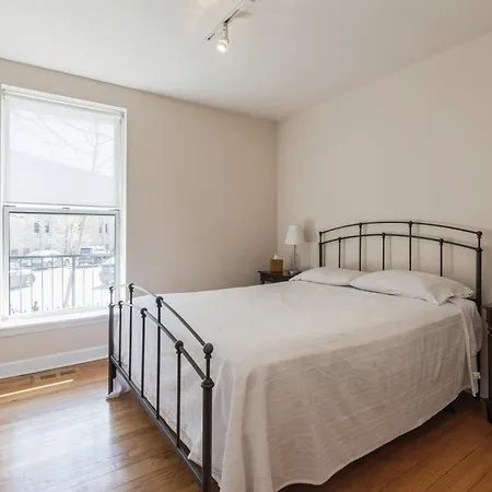 Apartment Wrigleyville Away From Home! 5 Mins From Downtown! Steps From Lake!! Cozy!