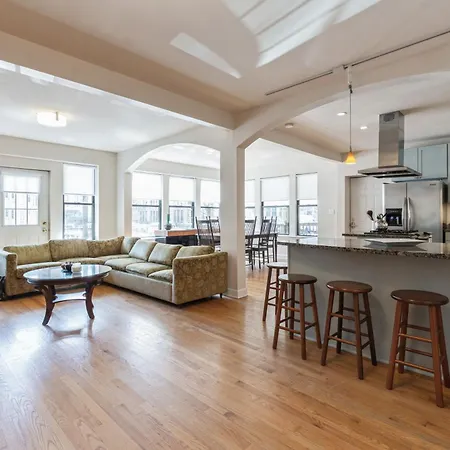 Apartment Wrigleyville Away From Home! 5 Mins From Downtown! Steps From Lake!! Cozy! Chicago