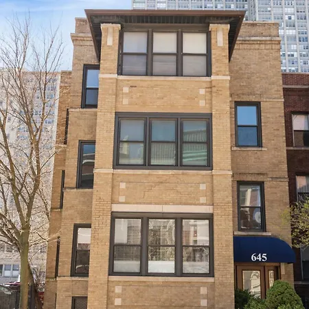 Wrigleyville Away From Home! 5 Mins From Downtown! Steps From Lake!! Cozy! Apartment