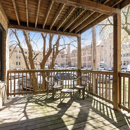 Wrigleyville Away From Home! 5 Mins From Downtown! Steps From Lake!! Cozy! * Chicago